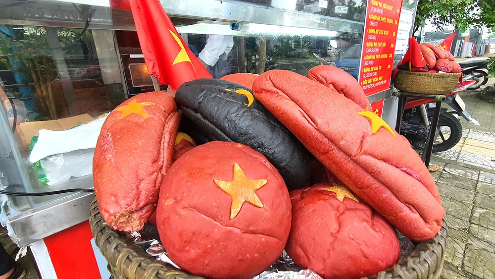 Những ổ bánh mì màu sắc  và ý nghĩa. Ảnh: XUÂN QUỲNH