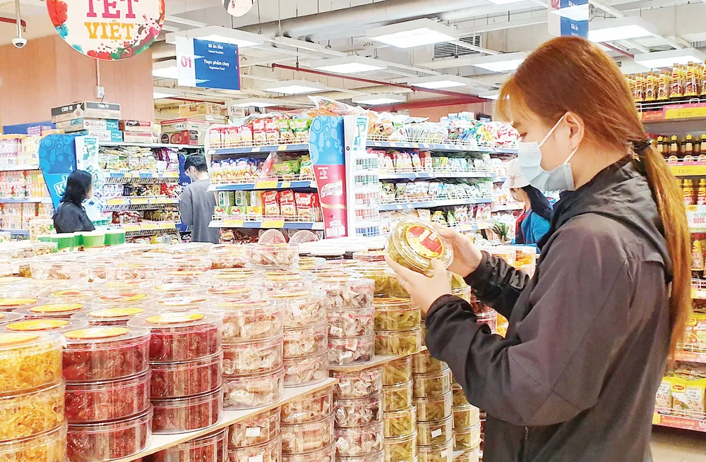 Đến siêu thị, người dân có thể mua được từ các loại mứt, hạt đến các món ăn đặc trưng Tết như bánh chưng, dưa chua, củ kiệu...