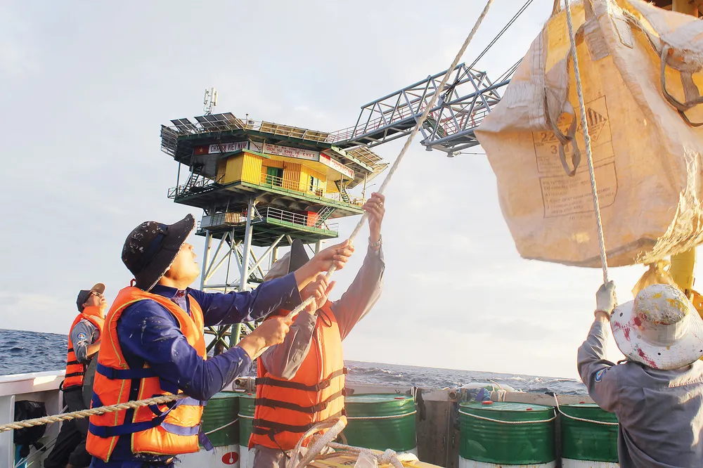 Chuyển hàng tết lên nhà giàn DK1 thuộc vùng 2  Hải quân