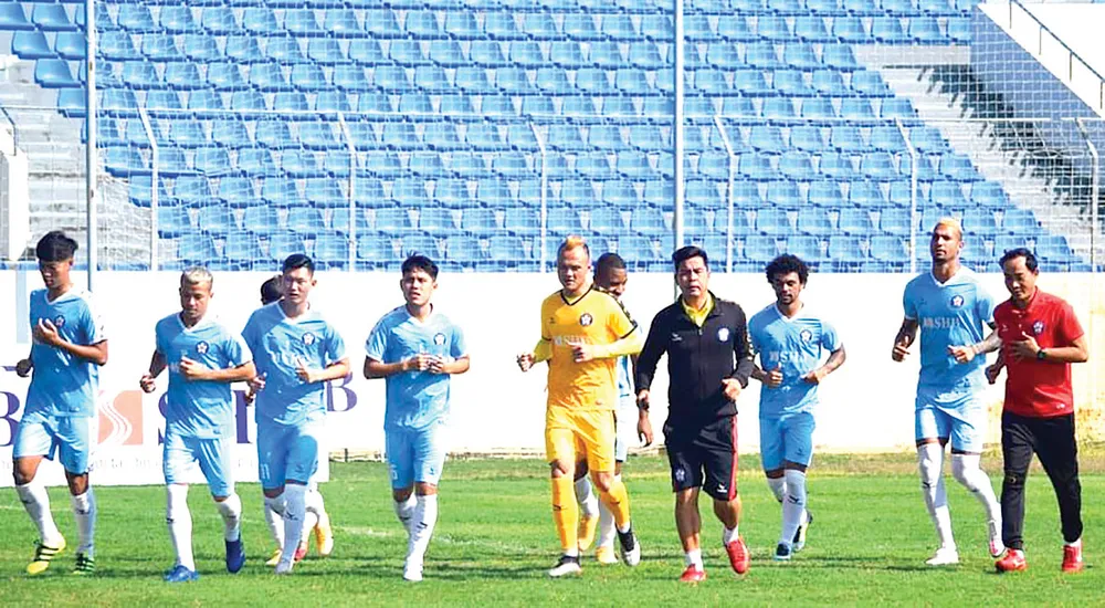 Thầy trò đội Đà Nẵng tập khai xuân sáng mùng 4 Tết. Ảnh: VIẾT ĐỊNH