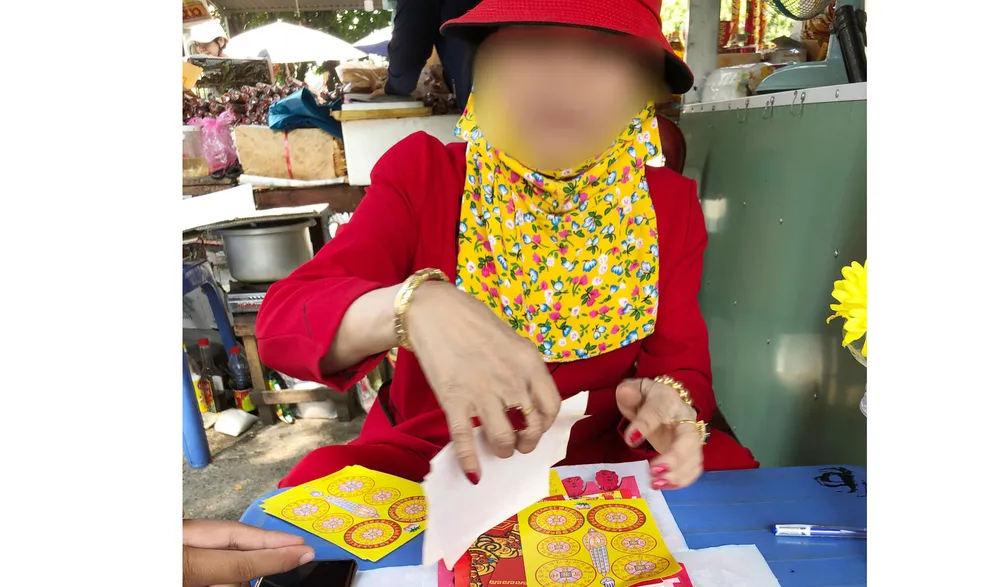 Bà N. chuẩn bị lễ cúng cắt “duyên âm” cho khách  tại khu vực Lăng Ông Bà Chiểu