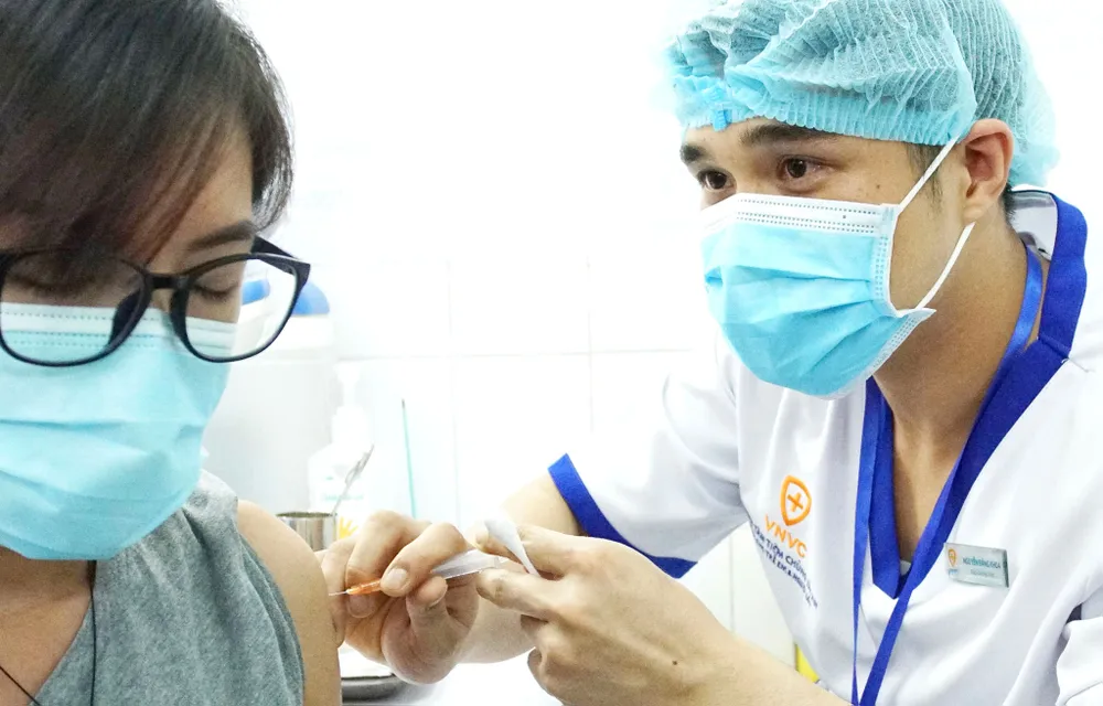 Những người đầu tiên tiêm vaccine Covid-19  tại Bệnh viện Bệnh nhiệt đới TPHCM. Ảnh: HOÀNG HÙNG