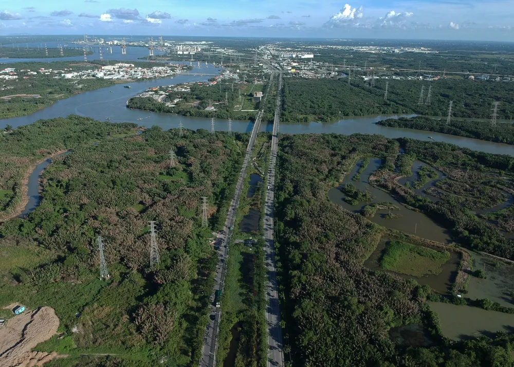 Đường Nguyễn Hữu Thọ là dự án duy nhất  đến nay, TP mở rộng 2 bên đường bán  đấu giá.  Ảnh: CAO THĂNG