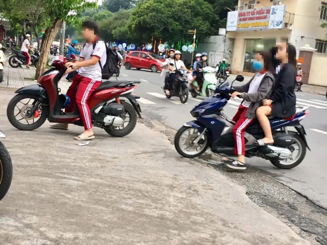Một số học sinh sử dụng xe máy trên 50cc để đi học, không đội nón  bảo hiểm