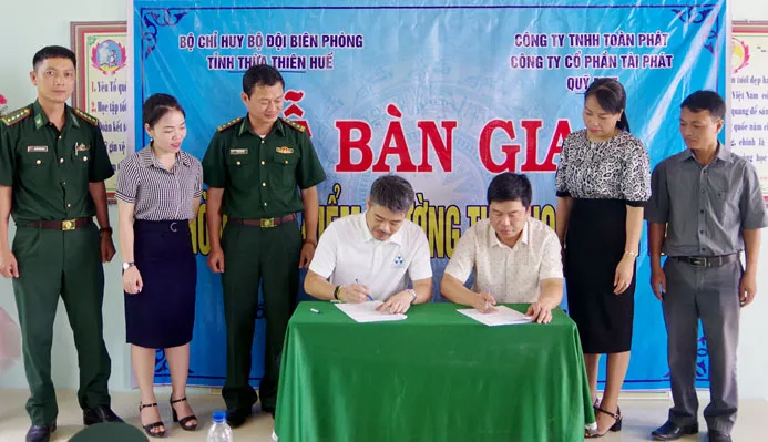 Thượng tá Phạm Tùng Lâm, Phó Chính ủy BĐBP Thừa Thiên Huế cùng lãnh đạo địa phương chứng kiến ký kết biên bản bàn giao điểm trường học Ka Cú 1. Nguồn: BIENPHONG.COM.VN