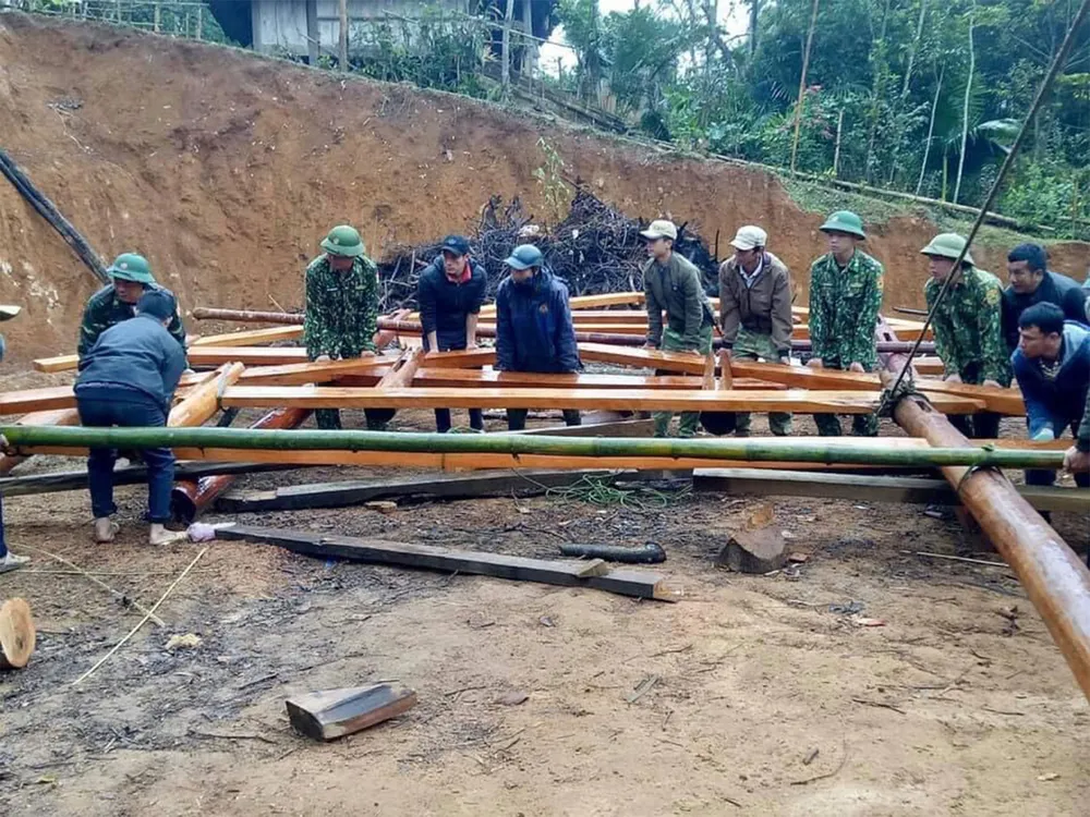 Cán bộ, chiến sĩ Đồn Biên phòng Tri Lễ tham gia dựng nhà mới  cho gia đình bà Hà Thị Hoa (bản Cắm), là hộ nghèo, đơn thân