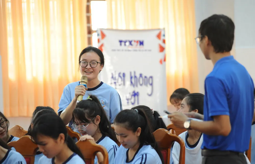 Học sinh Trường THCS-THPT Thạnh An, Cần Giờ (TPHCM) chia sẻ cách ứng xử  với tin tức trên mạng trong chương trình “Nói không với Fake News” 