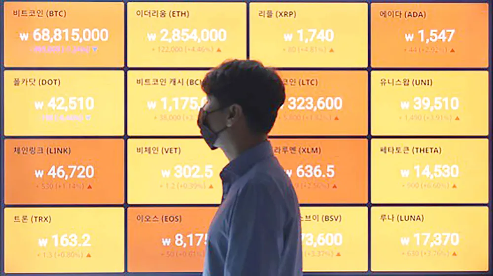 Giá của các đồng tiền ảo được niêm yết trên bảng điện tử của sàn giao dịch Bithumb  ở quận Gangnam, thủ đô Seoul
