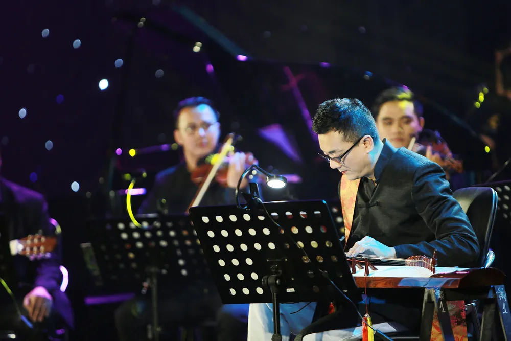 Nghệ sĩ Trí Nguyễn biểu diễn cùng các nghệ sĩ Việt Nam  trong một lần trở về Việt Nam