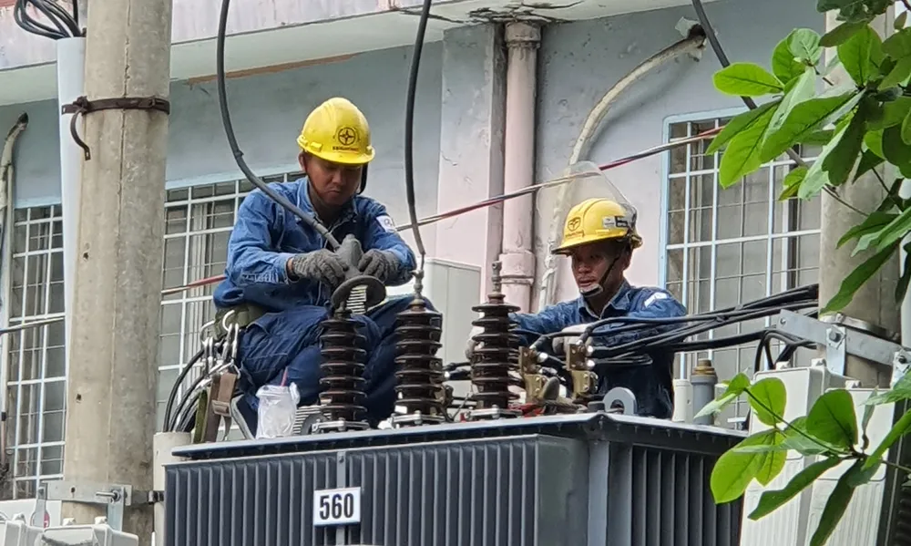 Nhân viên EVNHCMC kiểm tra lưới điện để đảm bảo  an toàn điện trong mùa mưa