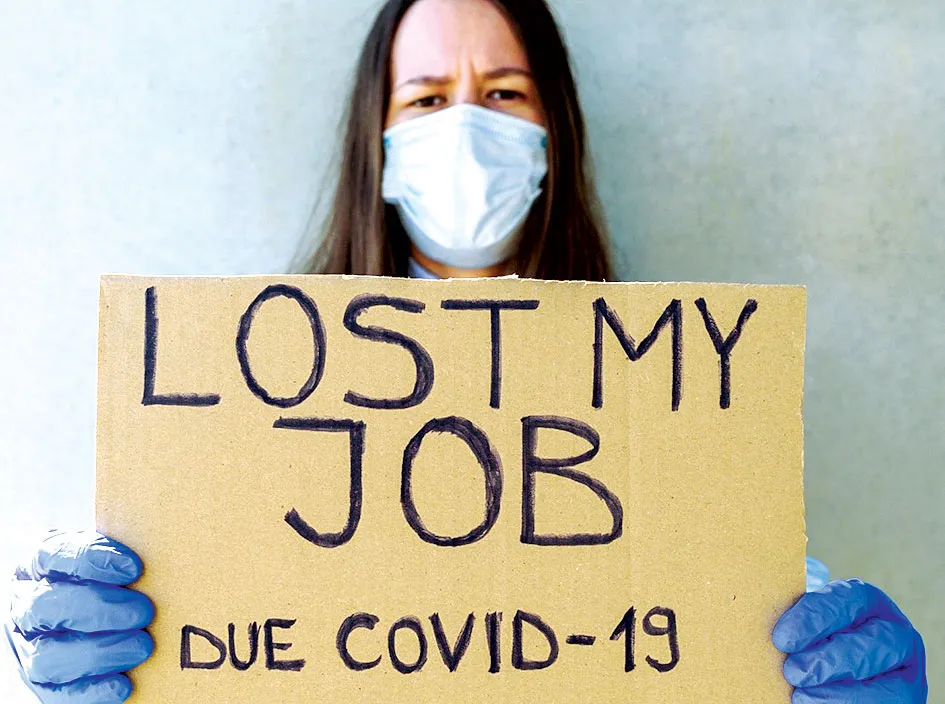 Một người lao động thất nghiệp ở Mỹ cầm tấm bìa ghi:  Tôi mất việc làm vì Covid-19