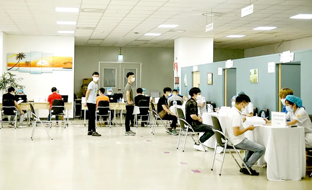 Công nhân Công ty Điện tử Samsung Electronic Việt Nam thuộc KCN Yên Phong, Bắc Ninh khám sàng lọc  trước khi tiêm vaccine Covid-19. Ảnh: MẠNH CƯỜNG