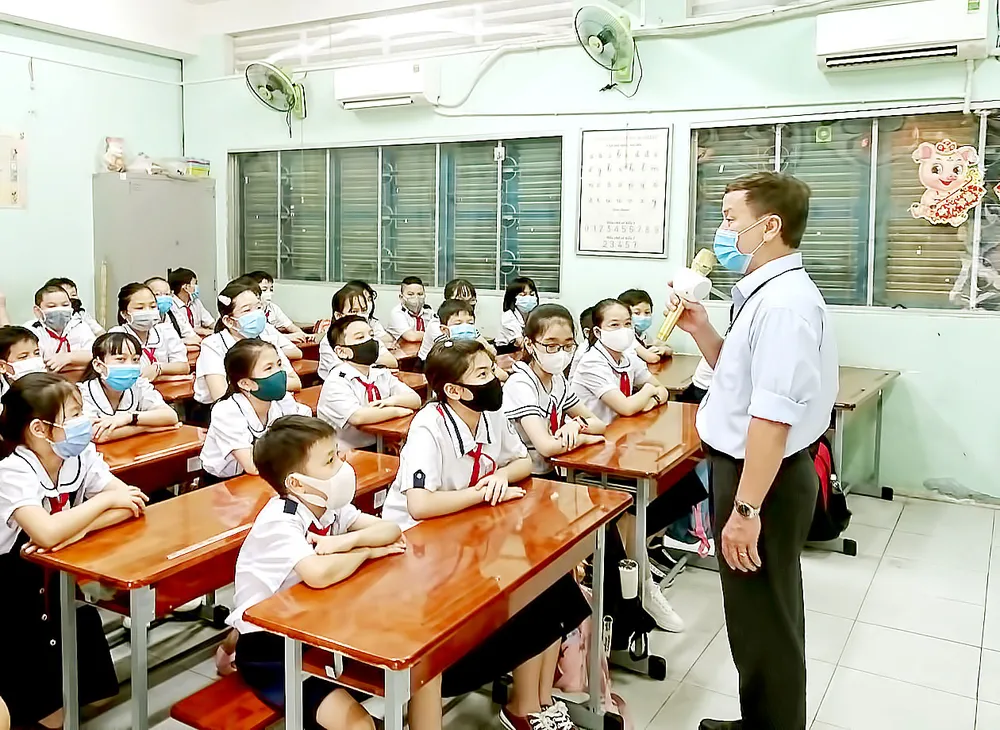 Thầy trò Trường Tiểu học Nguyễn Thị Minh Khai (quận Gò Vấp, TPHCM) trong một giờ lên lớp vào giữa tháng 4-2021. Ảnh: MINH QUÂN