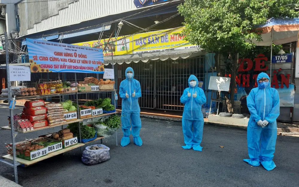 Gian hàng 0 đồng ở quận Tân Phú hỗ trợ người dân trong khu cách ly.  Ảnh: QUỐC HUY