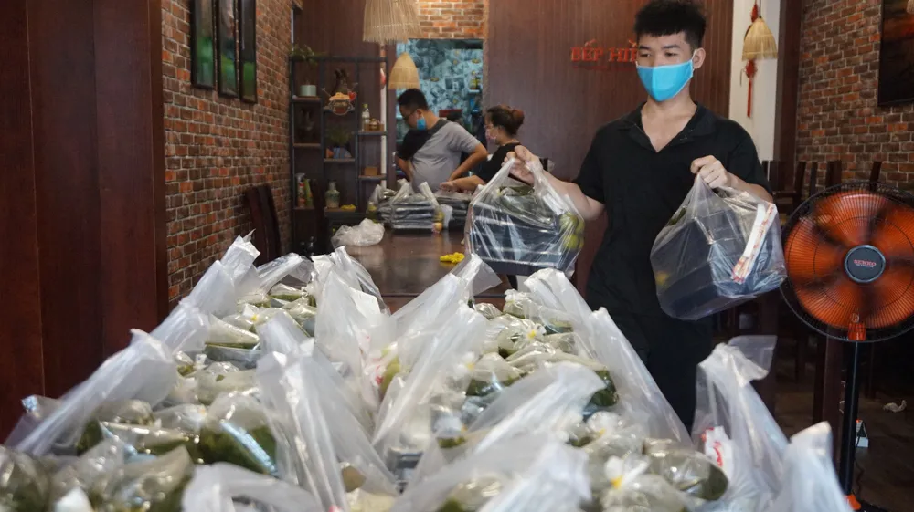 Hàng trăm suất cơm chuyển đến lực lượng tuyến đầu  chống dịch ở quận Gò Vấp