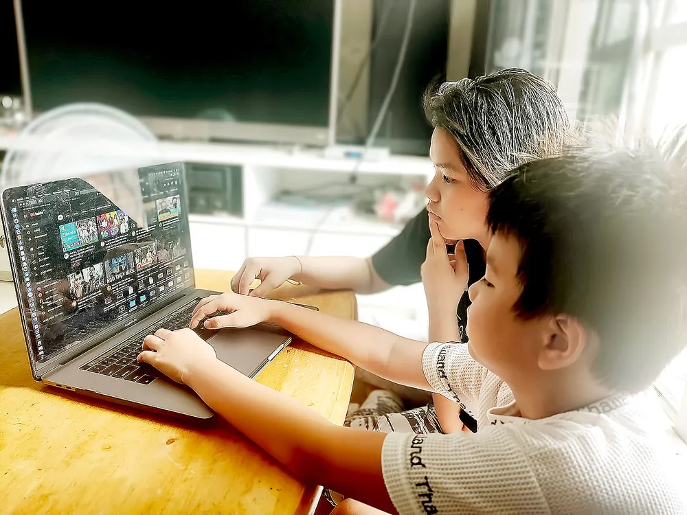 Nhiều phụ huynh ngày càng kiểm soát chặt hơn việc  cho trẻ xem YouTube. Ảnh: DŨNG PHƯƠNG