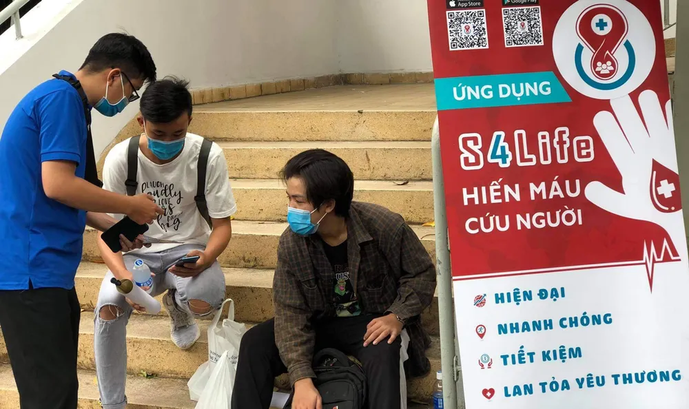 Đoàn viên Quận đoàn 1 hướng dẫn tình nguyện viên  sử dụng ứng dụng S4Life 