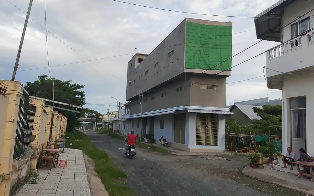 Nhà yến trong khu dân cư phường 4 (TP Cà Mau, tỉnh Cà Mau)  nằm cạnh Trường Tiểu học Văn Lang