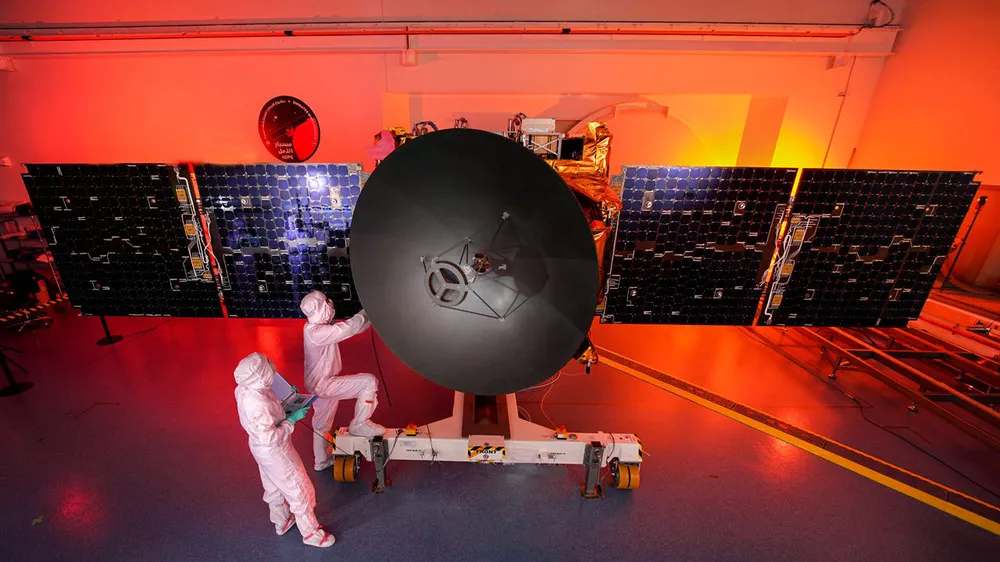 Các kỹ sư UAE làm việc  tại Trung tâm Vũ trụ Mohammed Bin Rashid ở Dubai