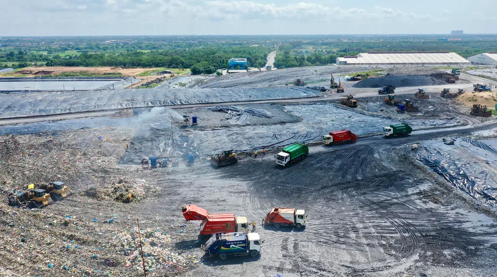 Xử lý chất thải tại bãi rác Đa Phước, huyện Bình Chánh, TPHCM  Ảnh: HOÀNG HÙNG