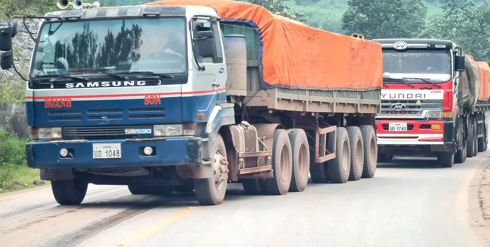 Quốc lộ 8 Hà Tĩnh đi Lào nhiều đoạn chật cứng. Ảnh:  MINH PHONG