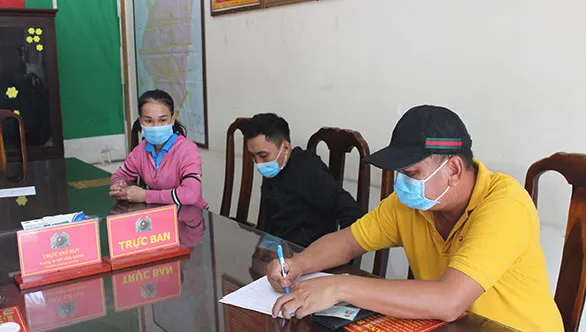 Anh Phạm Văn Thạo ký xác nhận việc chị Tuyền thỏa thuận trả lại tiền tại trụ sở Công an P.Hố Nai, TP.Biên Hòa. Ảnh: baodongnai.com.vn