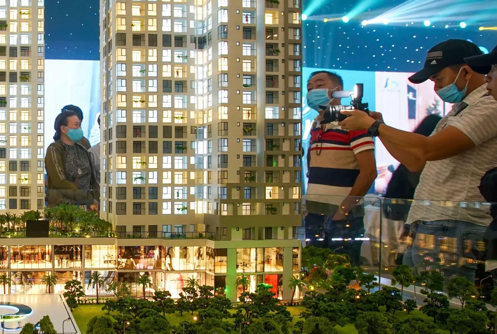 Người mua nhà và nhà đầu tư xem nhà mẫu tại những dự án mới  (ảnh chụp thời điểm TPHCM chưa thực hiện Chỉ thị 16). Ảnh: HOÀNG HÙNG