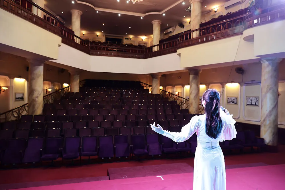 Nghệ sĩ trình diễn trong nhà hát không khán giả,  tại chương trình San sẻ yêu thương, vượt qua đại dịch