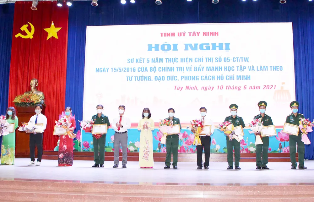 Tỉnh ủy Tây Ninh khen thưởng tập thể, cá nhân có thành tích xuất sắc trong học tập và làm theo tư tuởng, đạo đức,  phong cách Hồ Chí Minh giai đoạn 2016-2021 