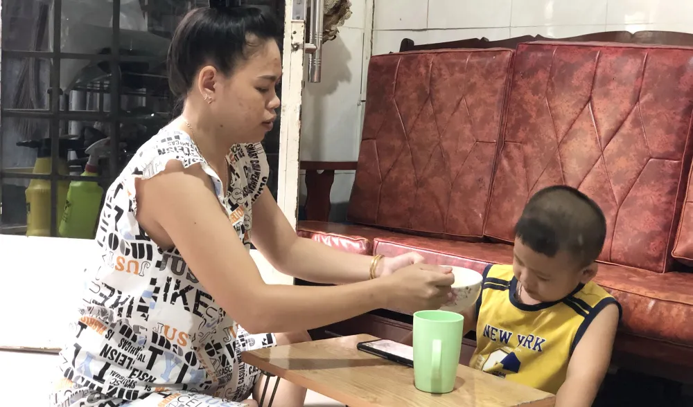  Nhiều phụ huynh có con nhỏ đang lo lắng  tìm người trông trẻ để sớm đi làm trở lại