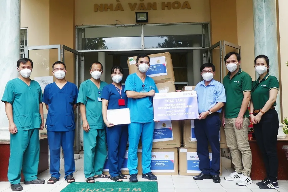 Tặng đồ bảo hộ y tế cho lực lượng phòng chống dịch Covid-19 tại TPHCM ảnh 3