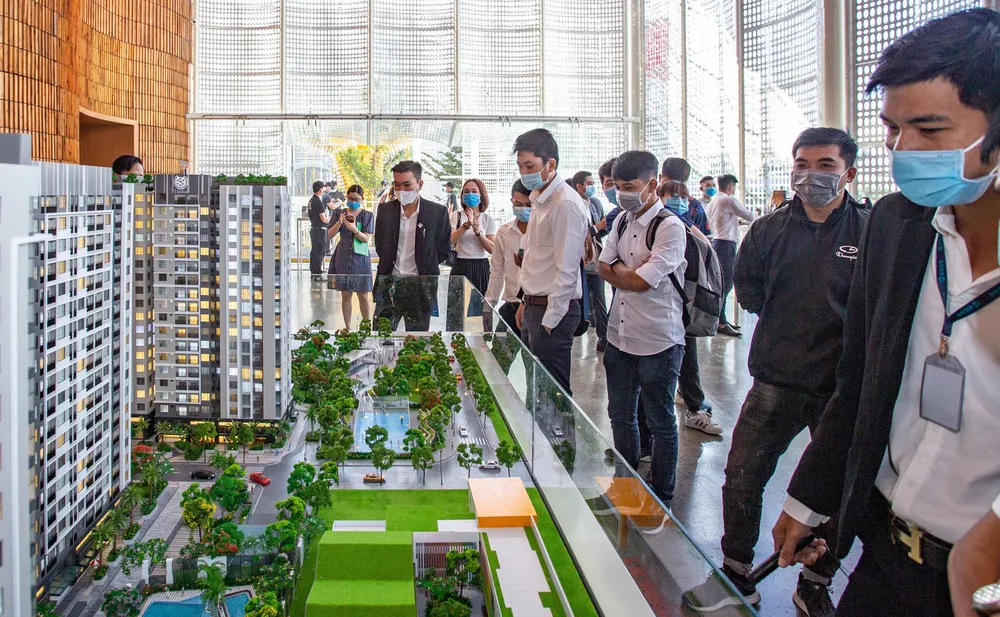 Người mua nhà và khách hàng đầu tư xem nhà mẫu  của những dự án mới. Ảnh: HOÀNG HÙNG
