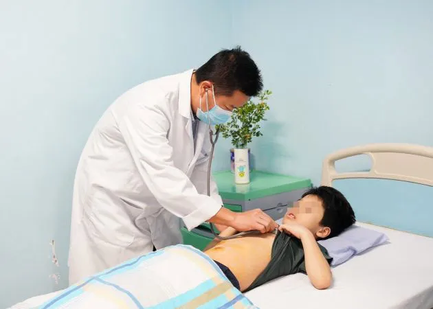 Bác sĩ Bệnh viện Nhi Trung ương thăm khám cho bệnh nhi bị viêm ruột thừa biến chứng