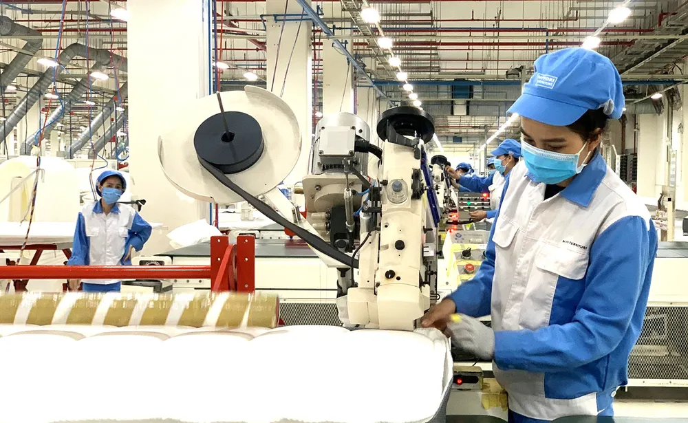 Công nhân Công ty TNHH Nitori, Bà Rịa - Vũng Tàu  sản xuất trong điều kiện bình thường mới.  Ảnh: NÔNG NGÂN