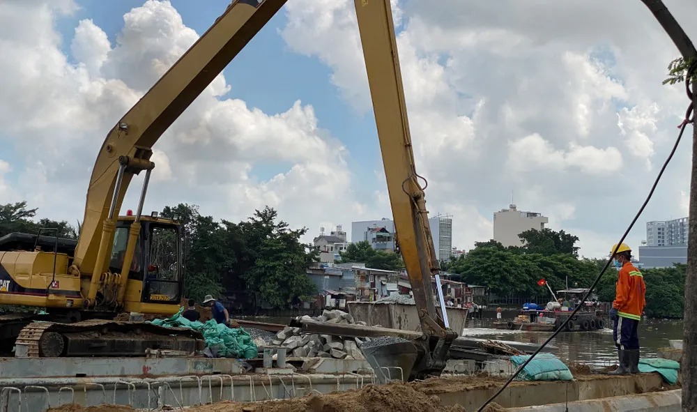 Thi công nâng cấp,  cải tạo bờ kênh Tẻ,  quận 7. Ảnh: CAO THĂNG