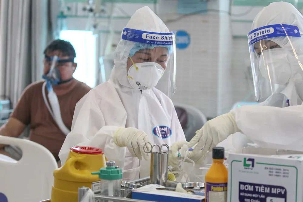 Chăm sóc bệnh nhân  tại Bệnh viện điều trị Covid-19 quận Tân Phú. Ảnh: HOÀNG HÙNG