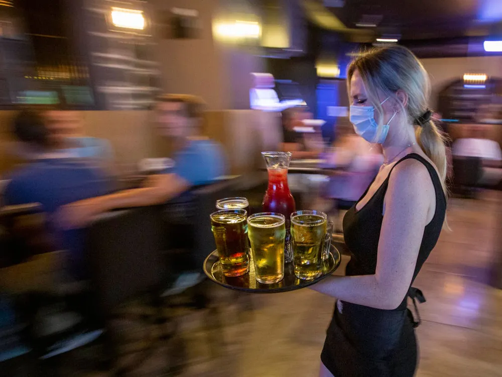 Ngành dịch vụ ăn uống ở Canada đang thiếu trầm trọng  nhân viên phục vụ