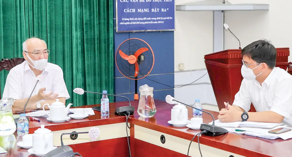 Trưởng ban Tuyên giáo Thành ủy TPHCM Phan Nguyễn Như Khuê  trao đổi với lãnh đạo Quận ủy quận 5