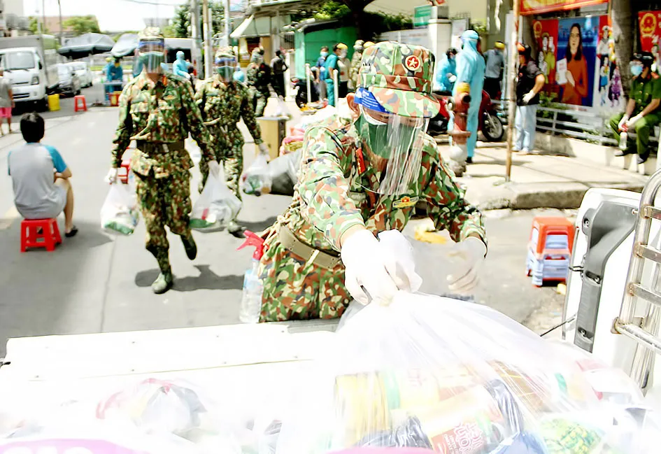Lực lượng quân đội  tham gia hỗ trợ TPHCM  chống dịch Covid-19, tháng 8-2021. Ảnh: DŨNG PHƯƠNG