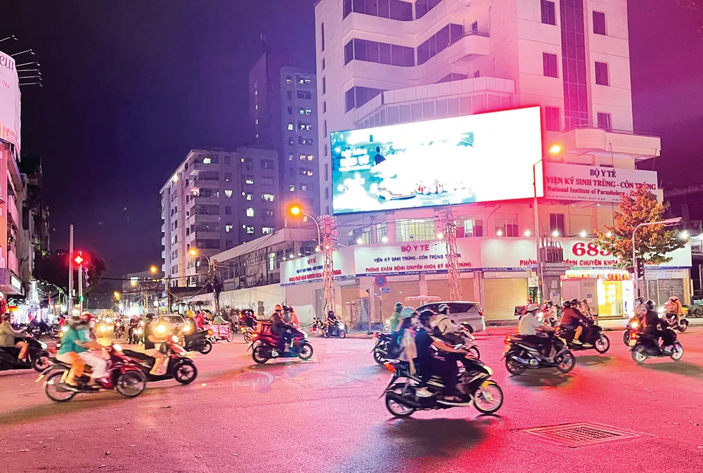 Panô quảng cáo làm chói mắt người đi đường