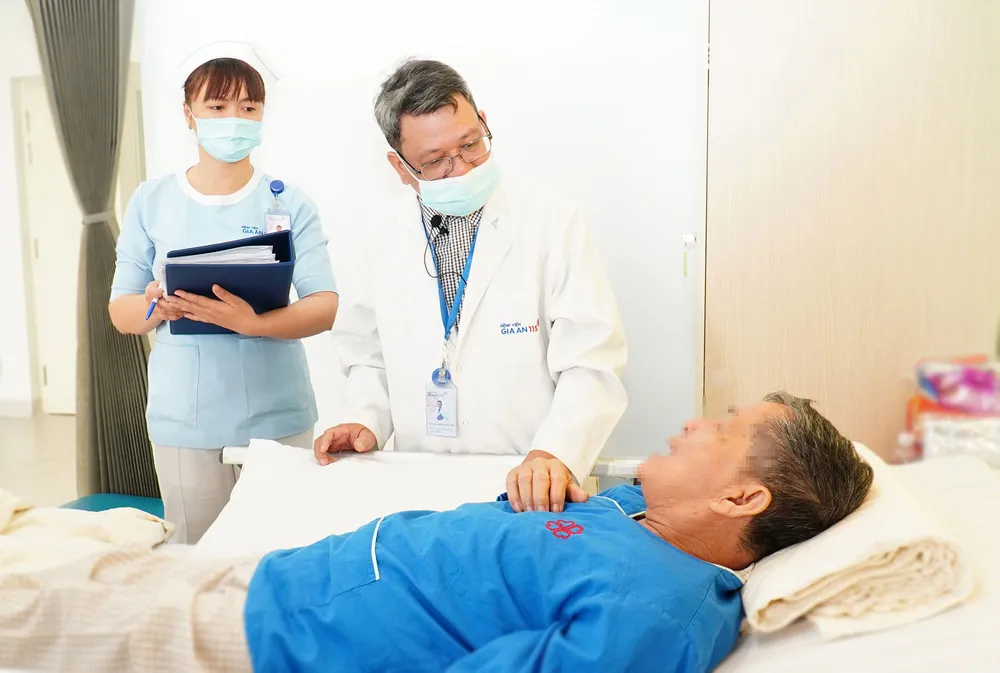 Bác sĩ đang thăm khám và hướng dẫn phục hồi chức năng  cho người sau đột quỵ