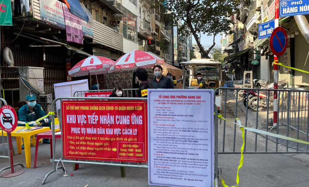 Một khu vực tại phố cổ ở Hà Nội phải phong tỏa vì có nhiều ca mắc Covid-19 trong cộng đồng.  Ảnh: VIẾT CHUNG