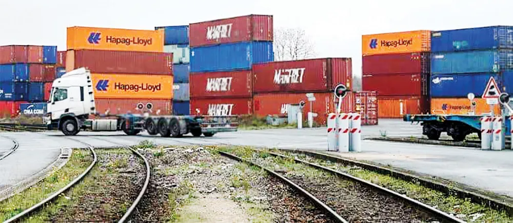 Kho hàng hóa nhập từ Trung Quốc tại cảng đường sắt Valenton, Pháp