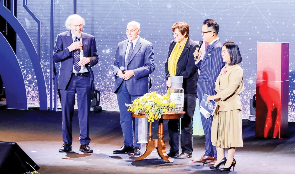 Các nhà khoa học đoạt giải thưởng chính tại VinFuture lần thứ nhất với công trình  “Vaccine mRNA Công nghệ đột phá để cứu sống con người” tại buổi giao lưu. Ảnh: VIẾT CHUNG