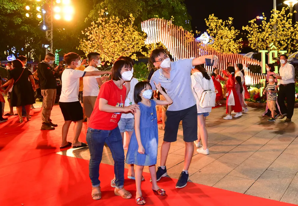 Đường hoa Nguyễn Huệ và Đường sách Tết Nhâm Dần kéo dài đến hết mùng 6 tết ảnh 4