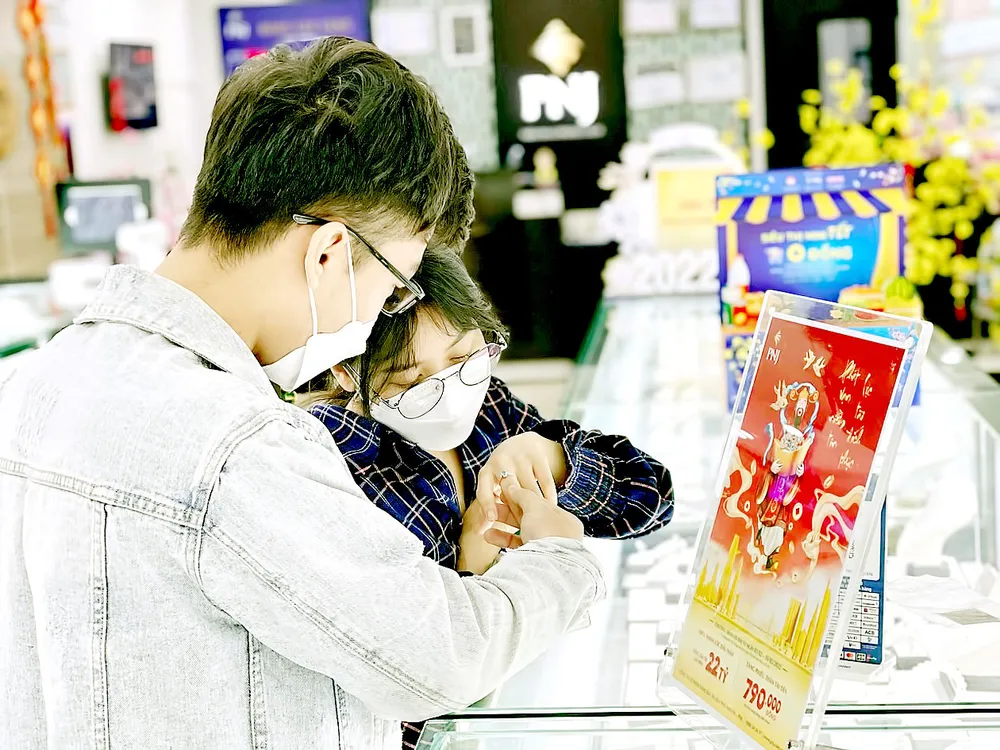 Khách hàng mua vàng dịp vía thần tài.  Ảnh: PHAN LÊ