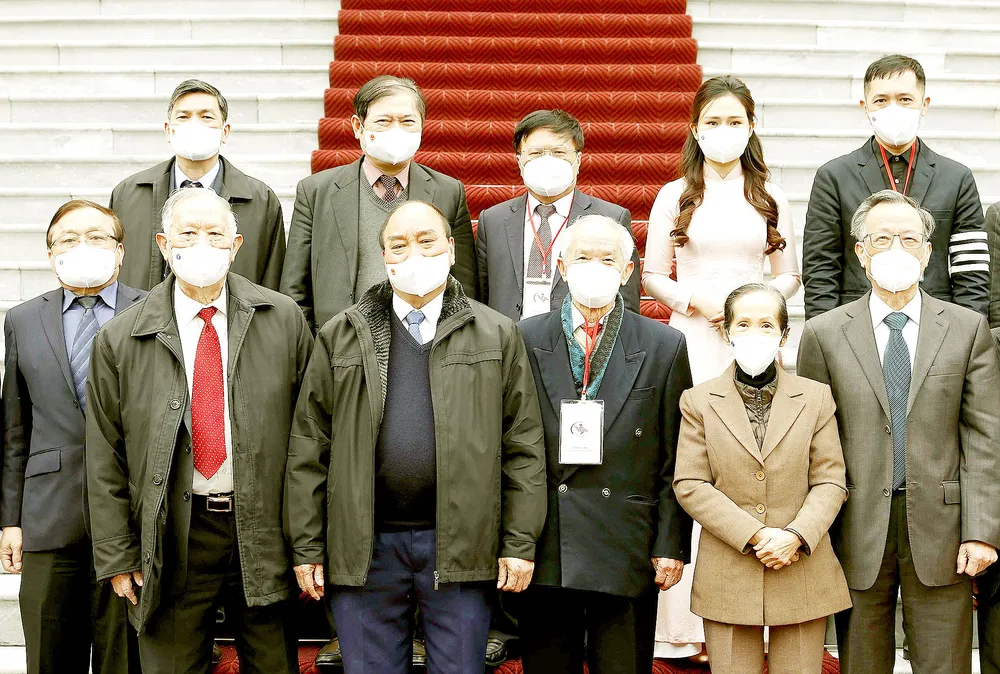 Chủ tịch nước Nguyễn Xuân Phúc và các nhà khoa học, chuyên gia thuộc  Hội Khoa học  Kinh tế Việt Nam  sau buổi làm việc  tại Phủ Chủ tịch ngày 22-2. Ảnh: TTXVN