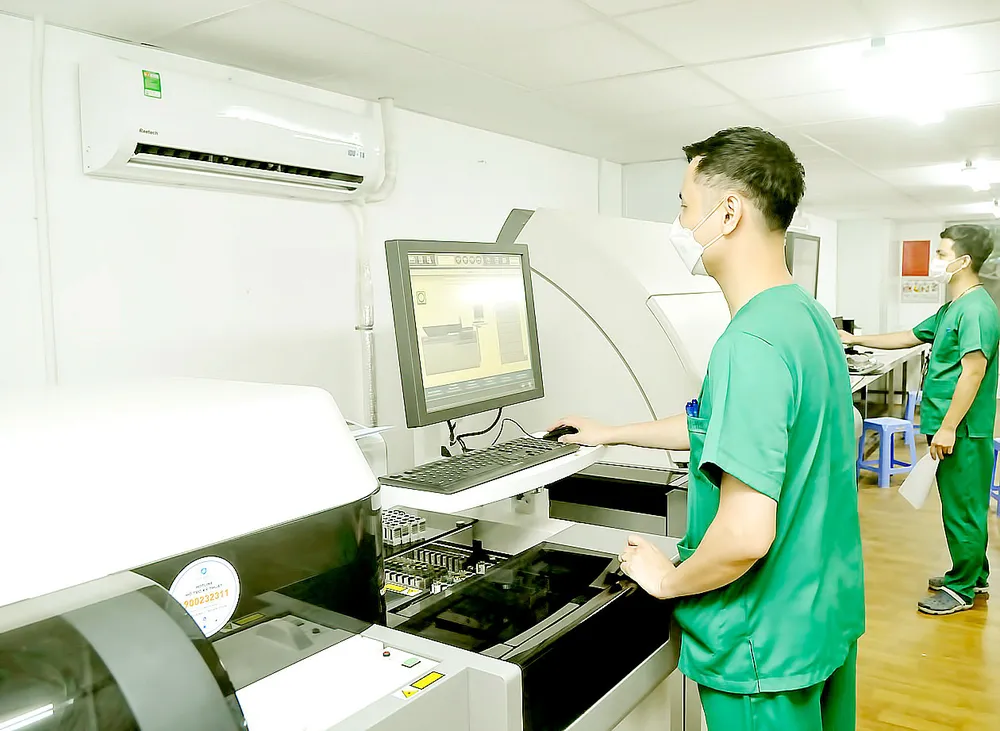 Các bác sĩ tình nguyện Bệnh viện Bạch Mai trong một ca trực tại Trung tâm Hồi sức Bệnh viện dã chiến  số 16 ở quận 7. Ảnh: CAO THĂNG