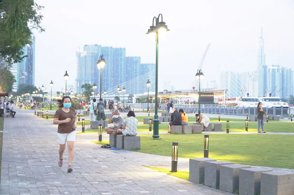 Người dân tập thể dục, dạo mát ở công viên Bến Bạch Đằng.  Ảnh: HOÀNG HÙNG