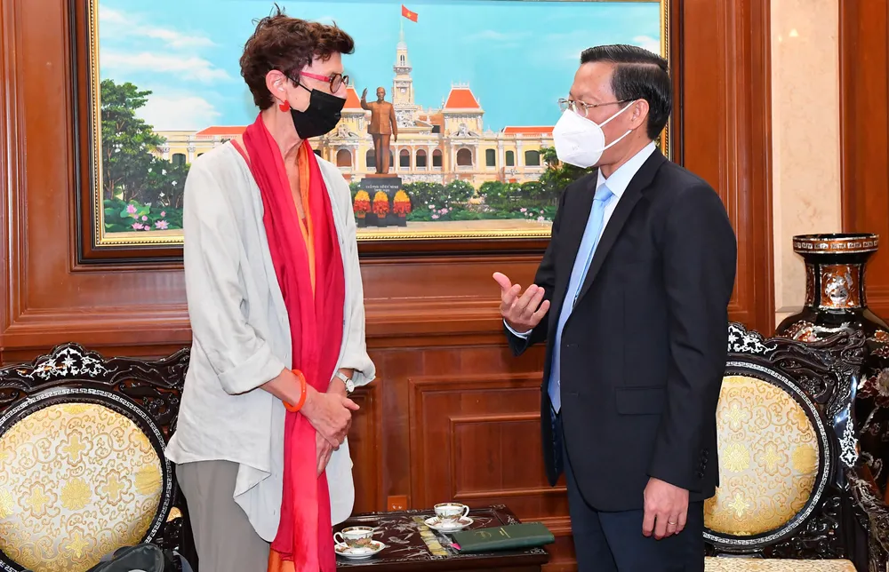 Chủ tịch UBND TPHCM Phan Văn Mãi tiếp Đại sứ Na Uy Grete Lochen. Ảnh:VIỆT DŨNG 